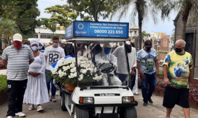 Corpo de diretor de carnaval, Laíla, é enterrado no Rio (Foto: Cyro Neves/ Divulgação: Super Rádio Tupi)