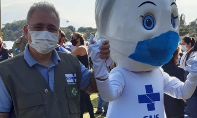 Marcelo Queiroga participa da vacinação contra a covid-19, na llha de Paquetá (Foto: Cyro Neves/ Divulgação: Super Rádio Tupi)