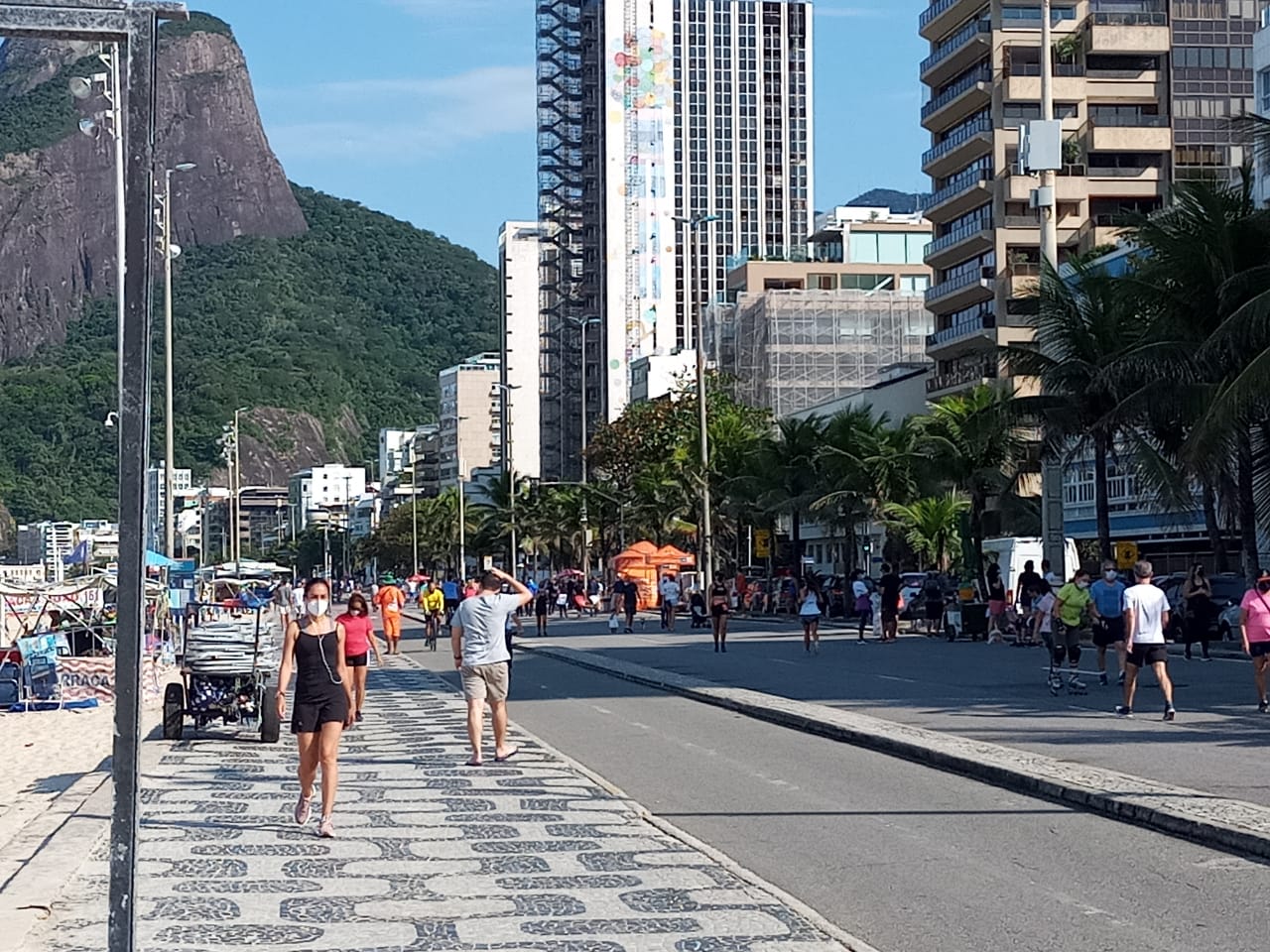 Domingo de sol leva cariocas à praia de Copacabana, na Zona Sul do Rio (Foto: Marcos Antônio de Jesus/ Divulgação: Super Rádio Tupi)