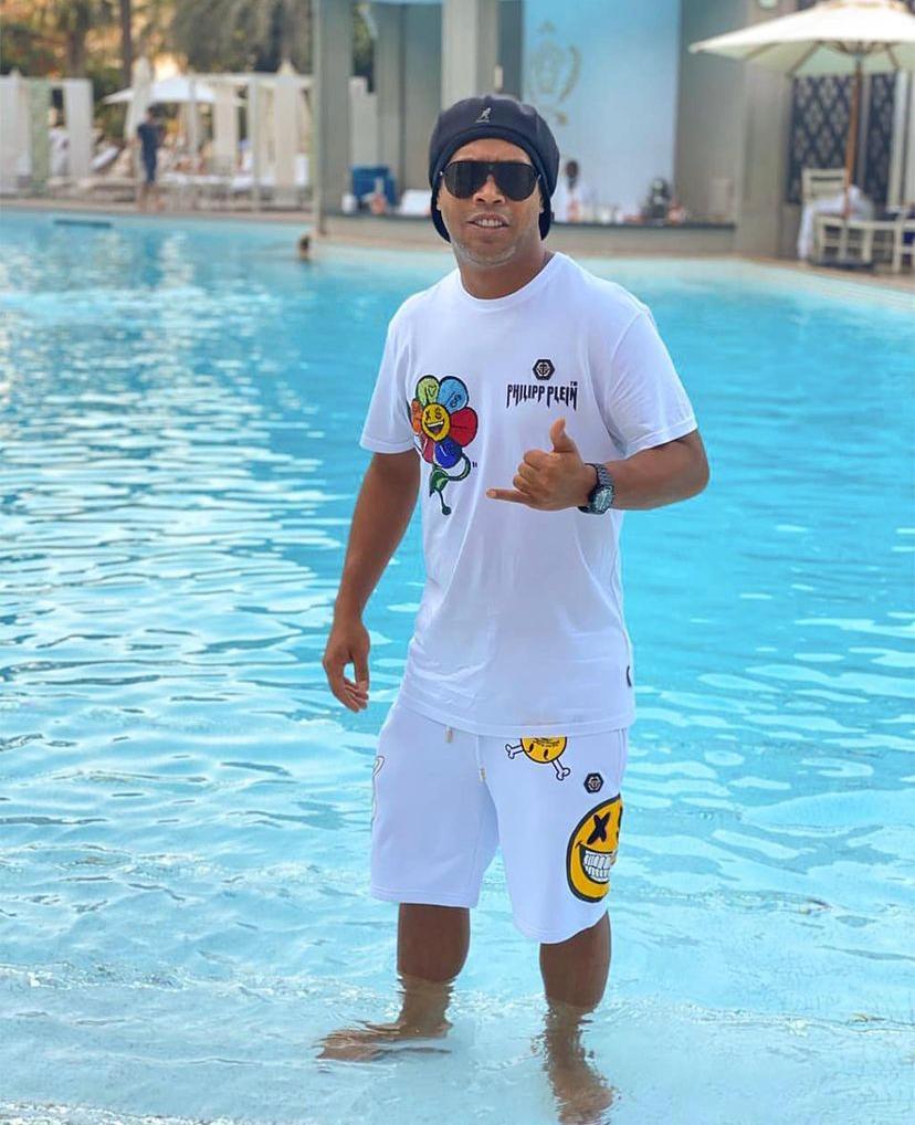 Ronaldinho Gaúcho dentro da piscina em Dubai