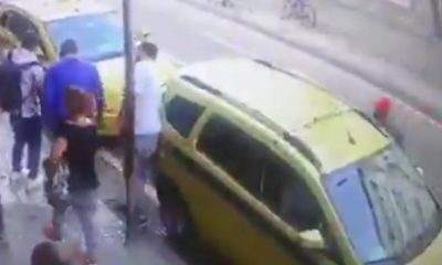 Pessoas envolta de um táxi