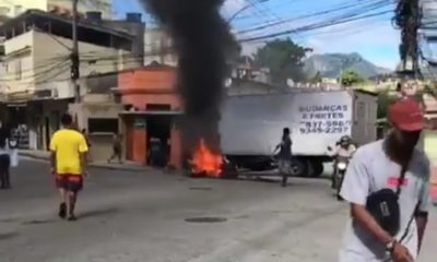 Moradores do Morro do Urubu protestam contra operação policial
