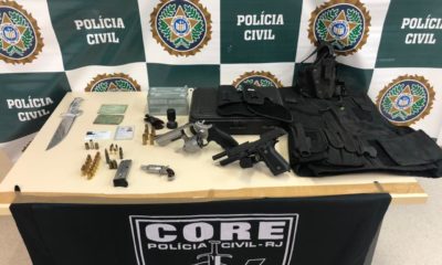 Imagem de drogas e armas em uma mesa