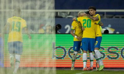 Jogadores do Brasil comemoram vitória sobre a Colômbia