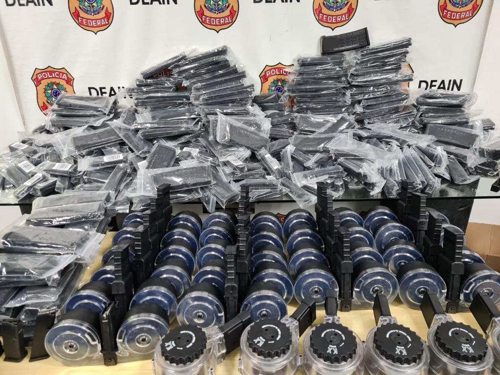 Polícia Federal apreende mais de 470 carregadores de fuzil e pistola