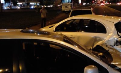 Imagem de dois veículos batidos