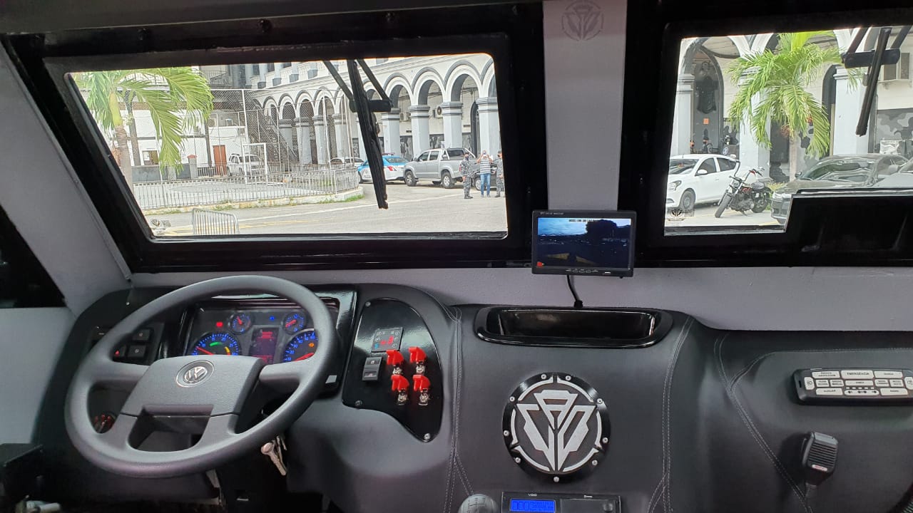 Imagem do interior do carro blindado da Polícia Militar