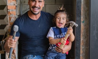Julio Rocha faz obra em casa e conta com a "ajuda'' dos filhos (Foto: Cléber Andrade/ Divulgação)