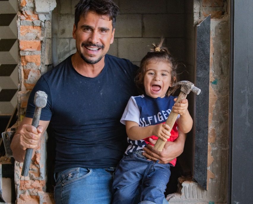 Julio Rocha faz obra em casa e conta com a "ajuda'' dos filhos (Foto: Cléber Andrade/ Divulgação)