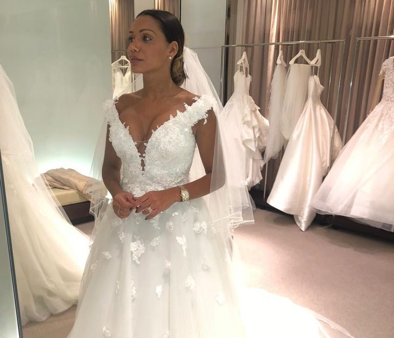 Prestes a se casas, Ana Paula Evangelista faz prova de vestidos (Divulgação)