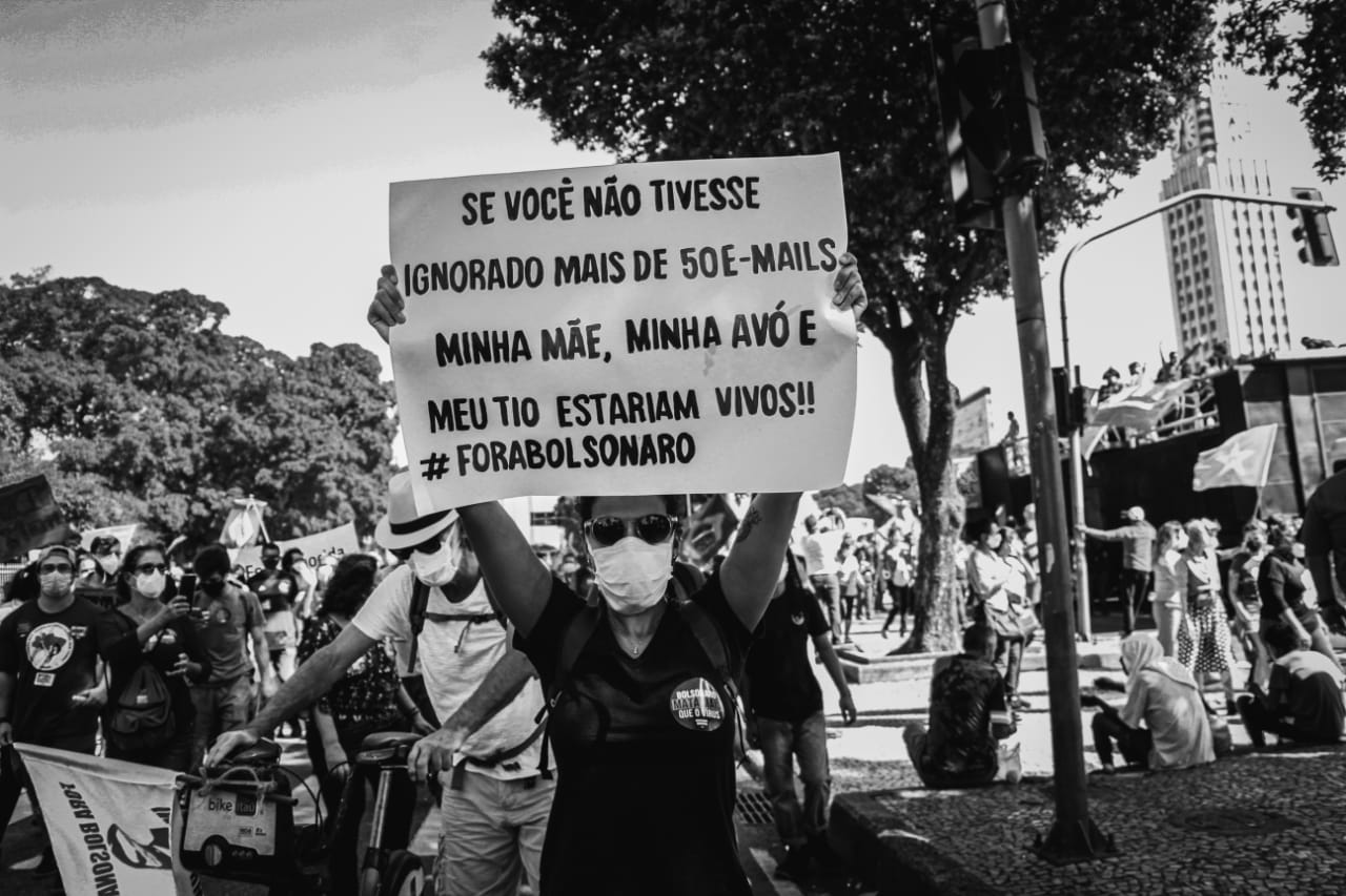 Manifestantes realizam ato contra o governo federal no Centro do Rio
