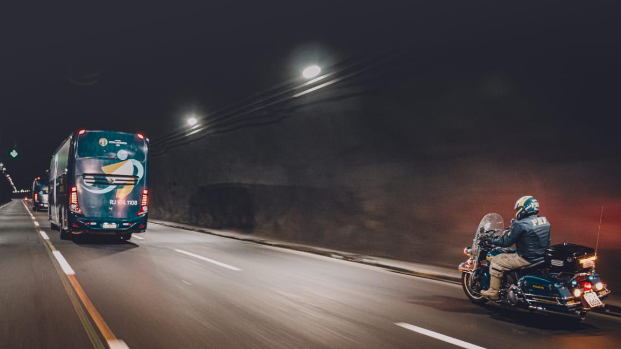 Imagem de um ônibus sendo escoltado pela PRF