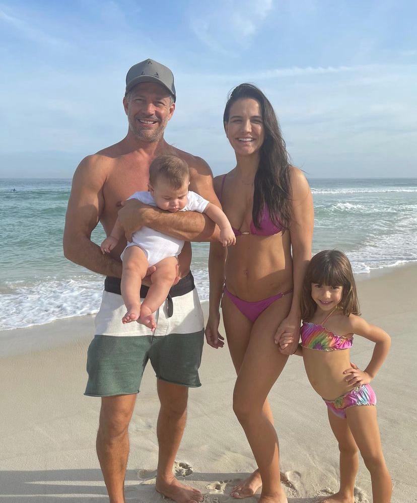 Malvino Salvador e a mulher Kyra Gracie com dois filhos na praia