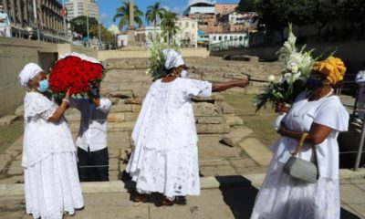 Mães de santo participando da lavagem do Cais do Valongo