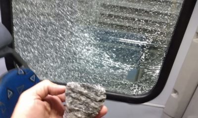 Imagem de uma mão segurando uma pedra