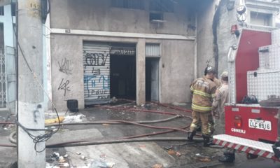 Incêndio atinge imóvel em São Cristóvão, Zona Norte do Rio (Foto: Lucas Araújo/ Divulgação: Super Rádio Tupi)