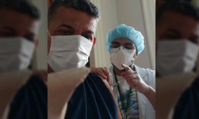 Sérgio Guimarães recebe a segunda dose da vacina contra a Covid-19 (Divulgação)