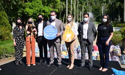 Na imagem, governador Cláudio Castro ao lado de representantes do governo