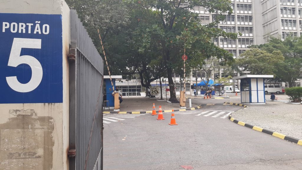 Na imagem, portão 5 da UERJ