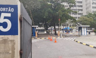 Na imagem, portão 5 da UERJ