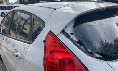 Na imagem, carro de PM que foi alvejado a tiros na Penha