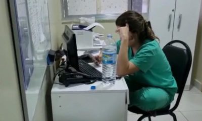 Na imagem, a falsa médica