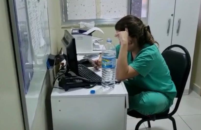 Na imagem, a falsa médica