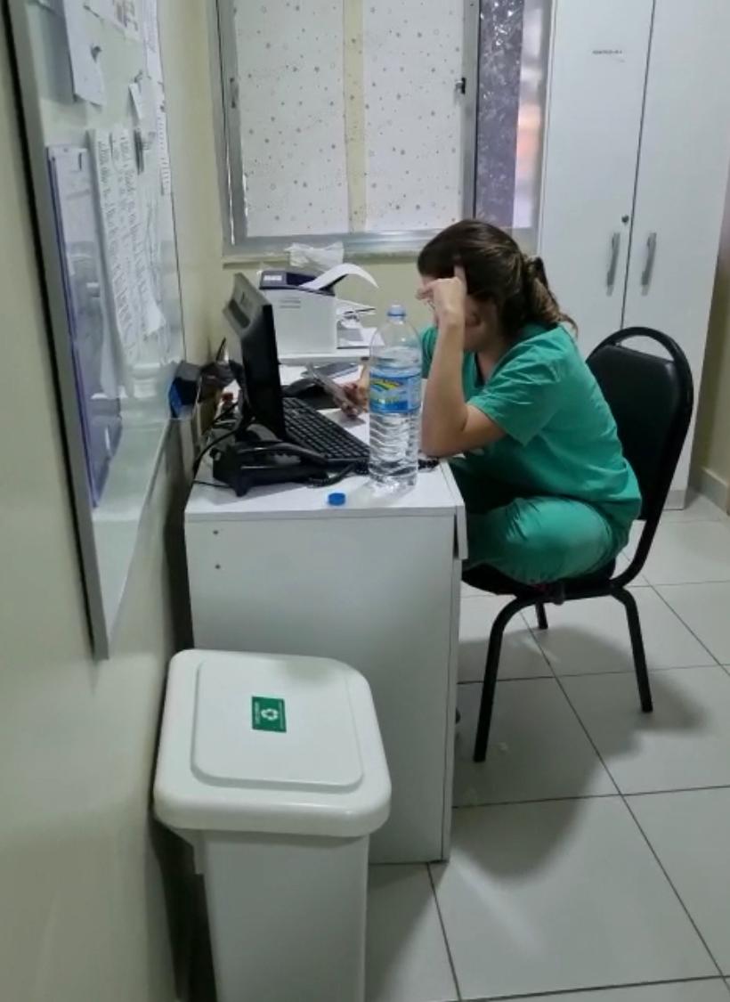 Na imagem, a falsa médica 