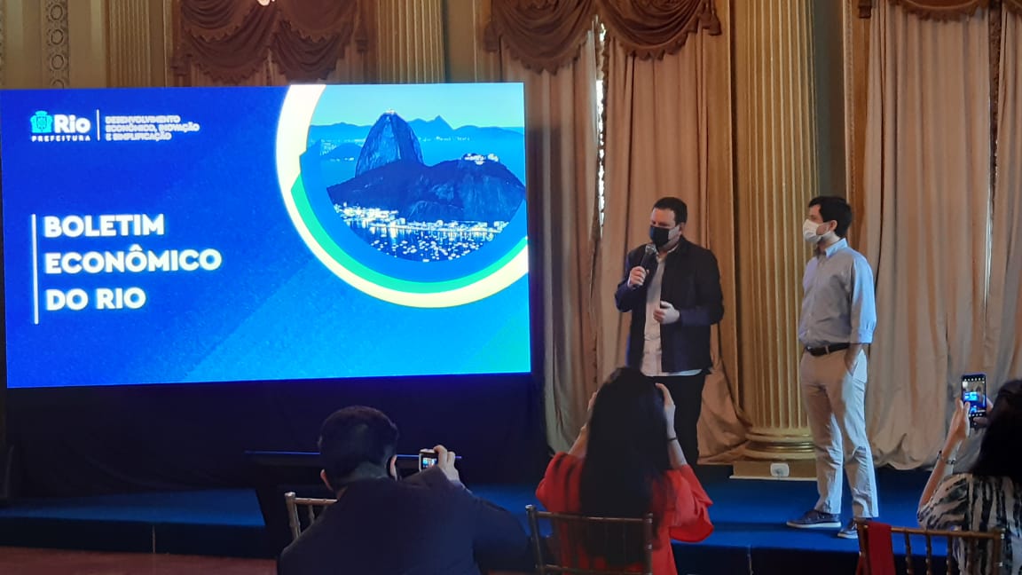 Prefeito Eduardo Paes junto com o secretário Chicão Bulhões