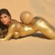 Na imagem, modelo Suzy Cortez aparece nua com corpo banhado a ouro