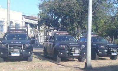 Na imagem, carros do BOPE