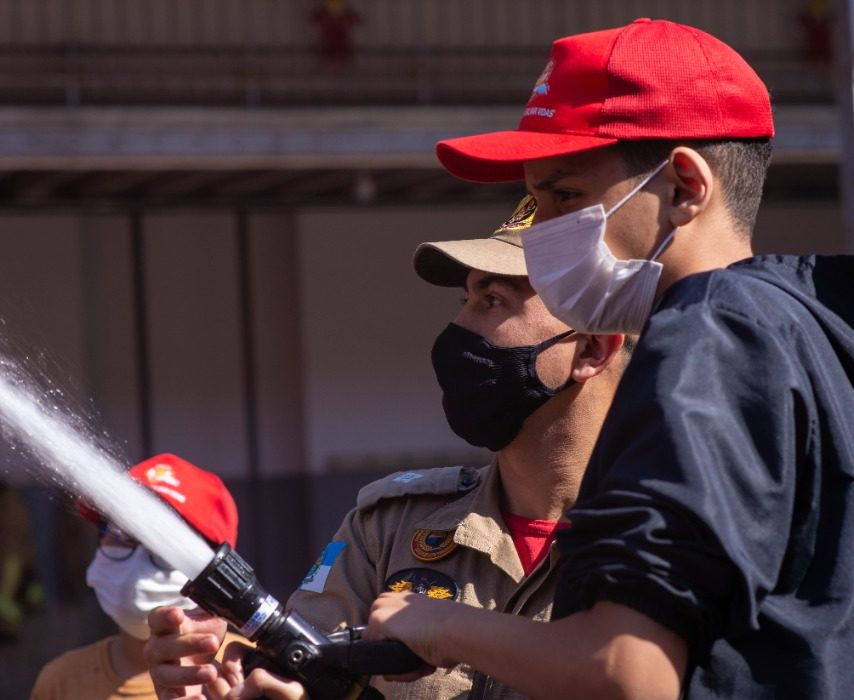 Na imagem, crianças atuam como Bombeiros por um dia