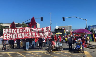Protesto contra Bolsonaro ocupou as duas faixas centrais da Avenida Presidente Vargas