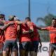 Jogadores do Flamengo se abraçam no treinamento