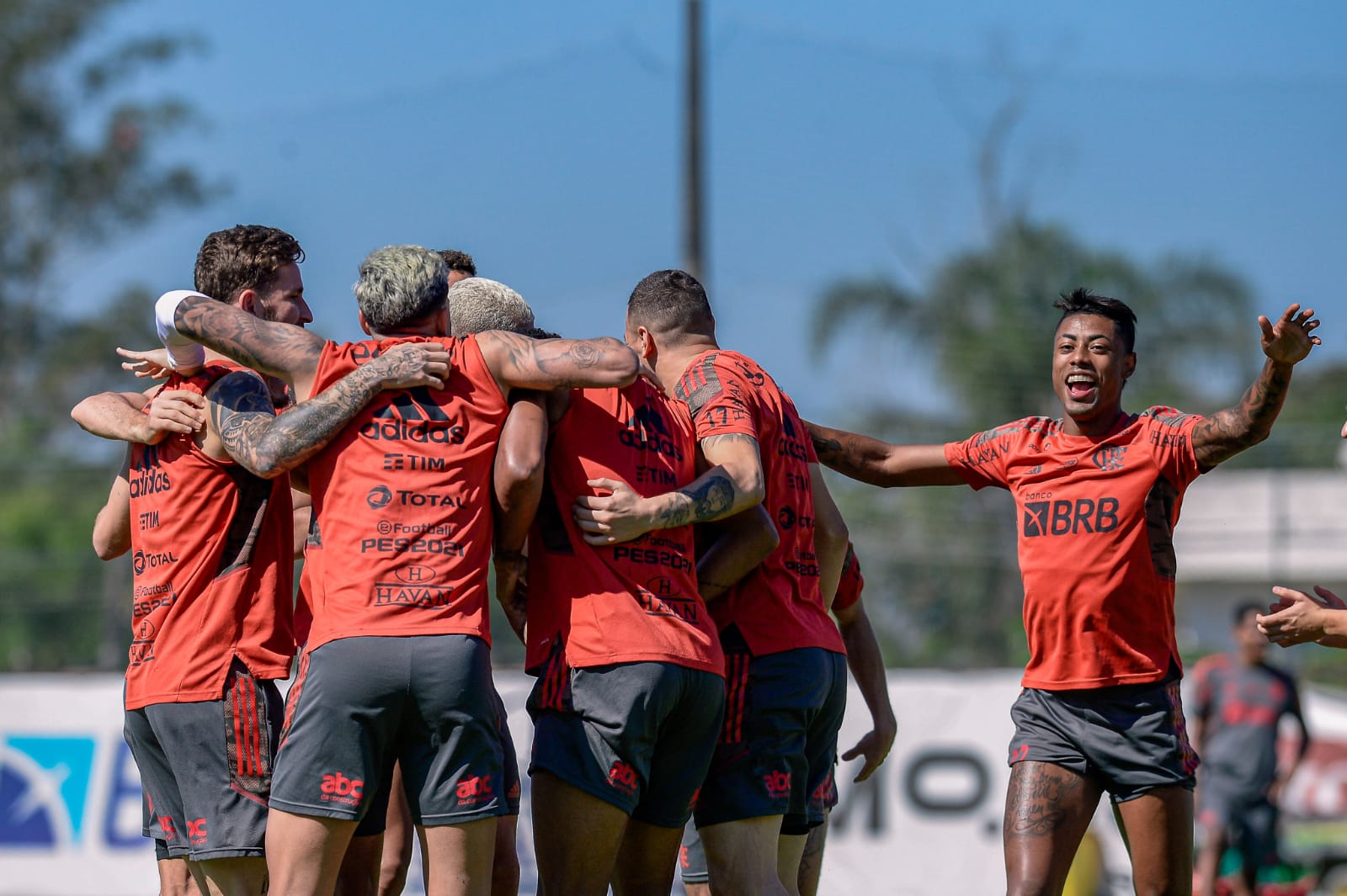 Jogadores do Flamengo se abraçam no treinamento