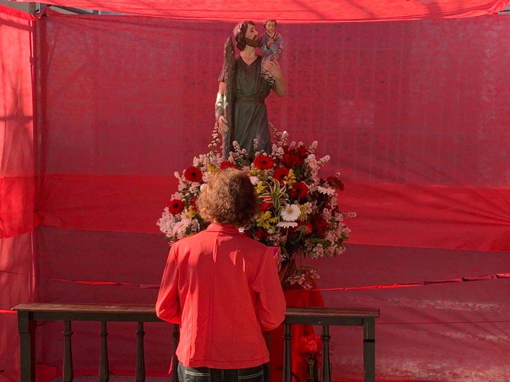 Imagem de uma mulher rezando