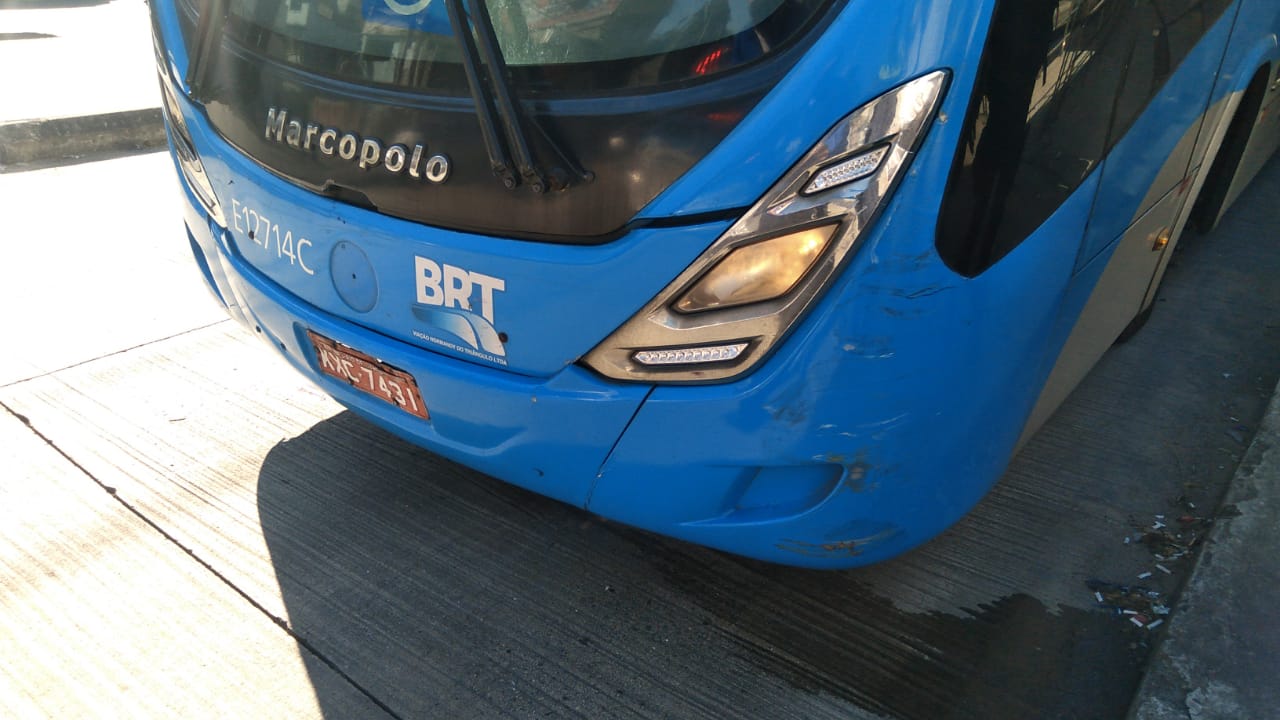 Ônibus do BRT após colisão 