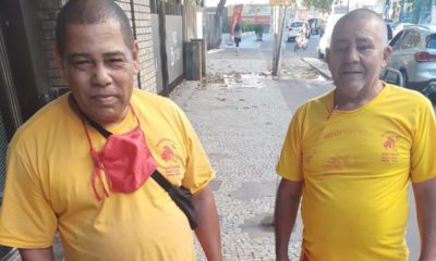 Na imagem, dois homens que encontraram uma sacola com roupas e devolveram para o dono