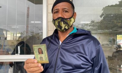 Na imagem, padrasto de uma das vítimas de acidente grave na Avenida Brasil