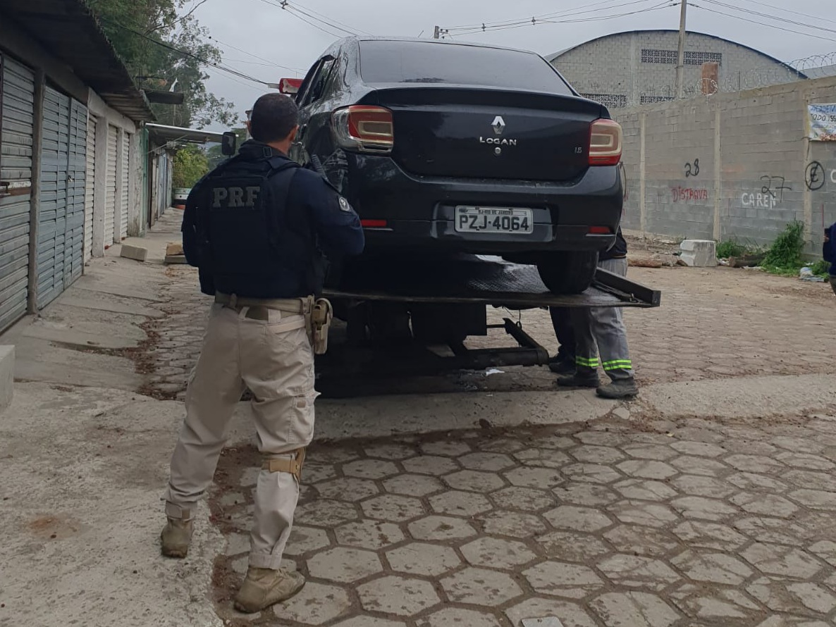 Imagem de um carro sendo rebocado