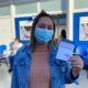 Na imagem, Lidiane Lira, estudante vacinada contra a covid-19 na Maré
