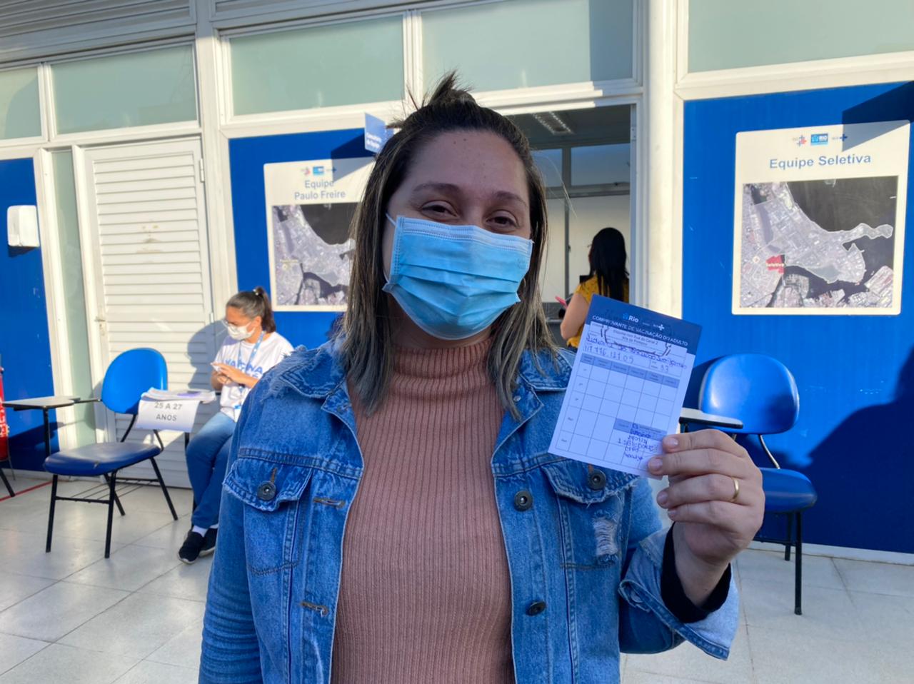 Na imagem, Lidiane Lira, estudante vacinada contra a covid-19 na Maré