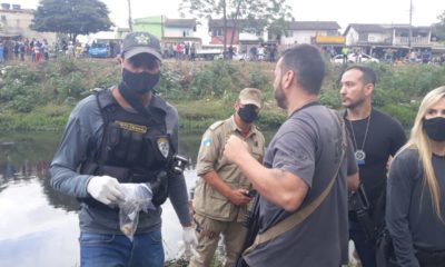 Na imagem, policia civil durante operação de busca de meninos em Belford Roxo