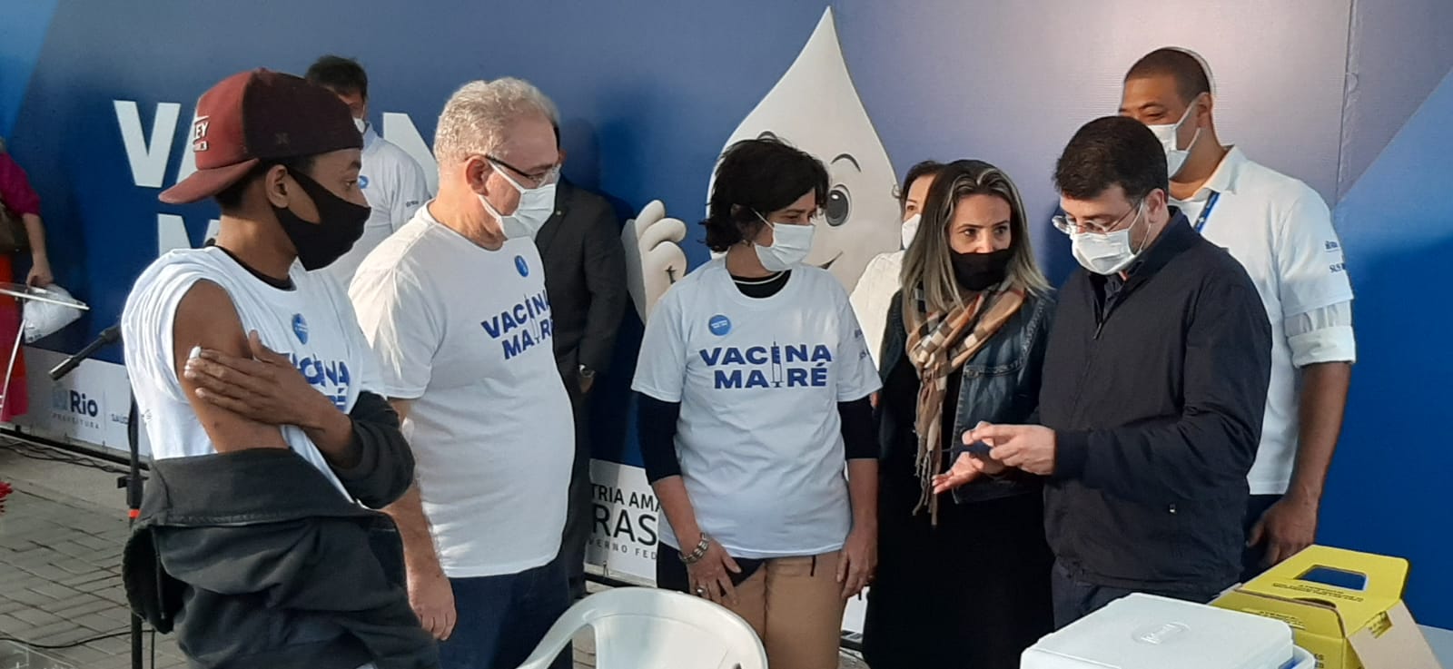 Ministro da Saúde durante o ato simbólico de vacinação de moradores da Maré