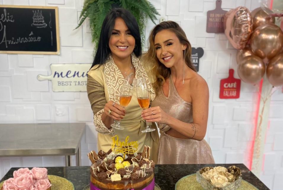 Na imagem, rainha de bateria da tradição, Larissa Honaiser