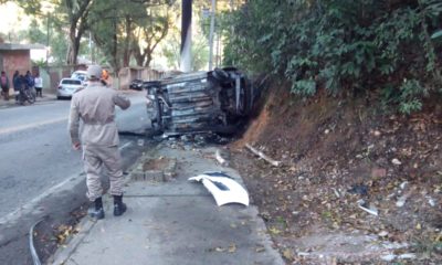 Carro após a colisão em Niterói