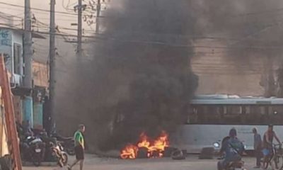 Carro incendiado durante manifestação