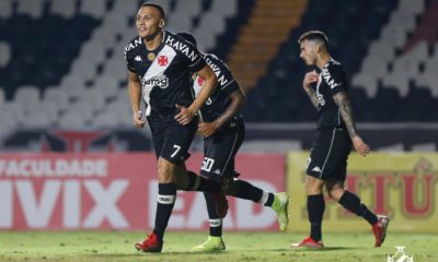 Léo Jabá comemora gol feito sobre o Vila Nova e que colocou o Vasco no G-4 da Série B pela primeira vez na competição