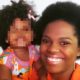 Criança de 2 anos que sofreu injúria racial com a mãe