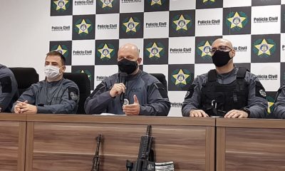 Imagem de quatro policiais civis em uma mesa